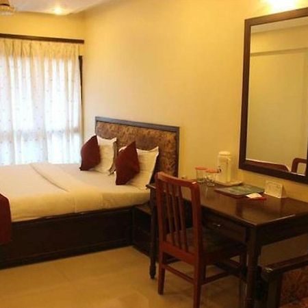 P M Regency Hotel Vadodara Eksteriør bilde