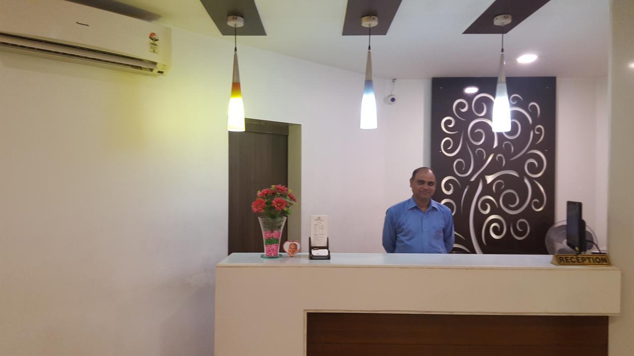 P M Regency Hotel Vadodara Eksteriør bilde