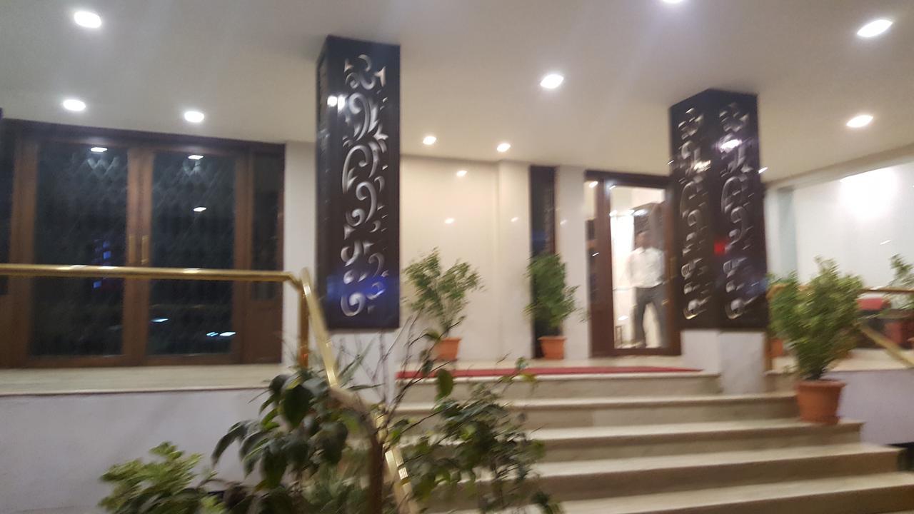 P M Regency Hotel Vadodara Eksteriør bilde
