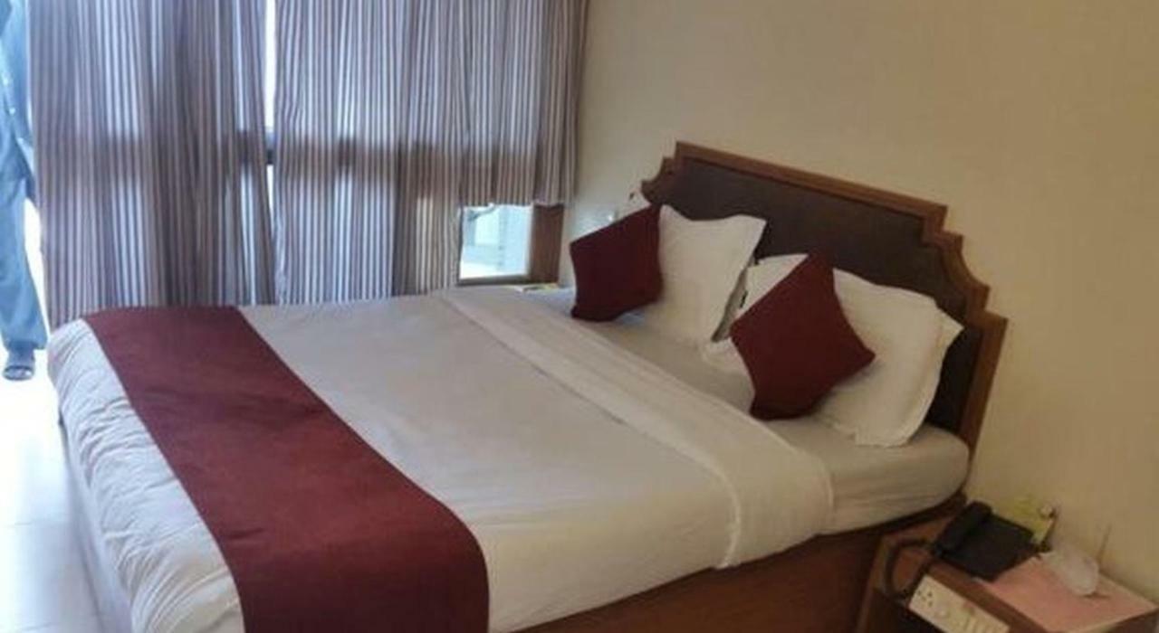 P M Regency Hotel Vadodara Eksteriør bilde