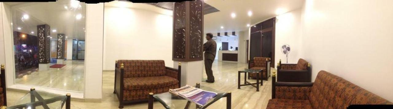 P M Regency Hotel Vadodara Eksteriør bilde