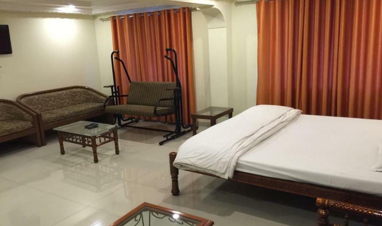 P M Regency Hotel Vadodara Eksteriør bilde
